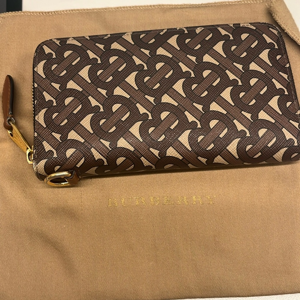 Burberry unisex wallet 3 x 6 with duster